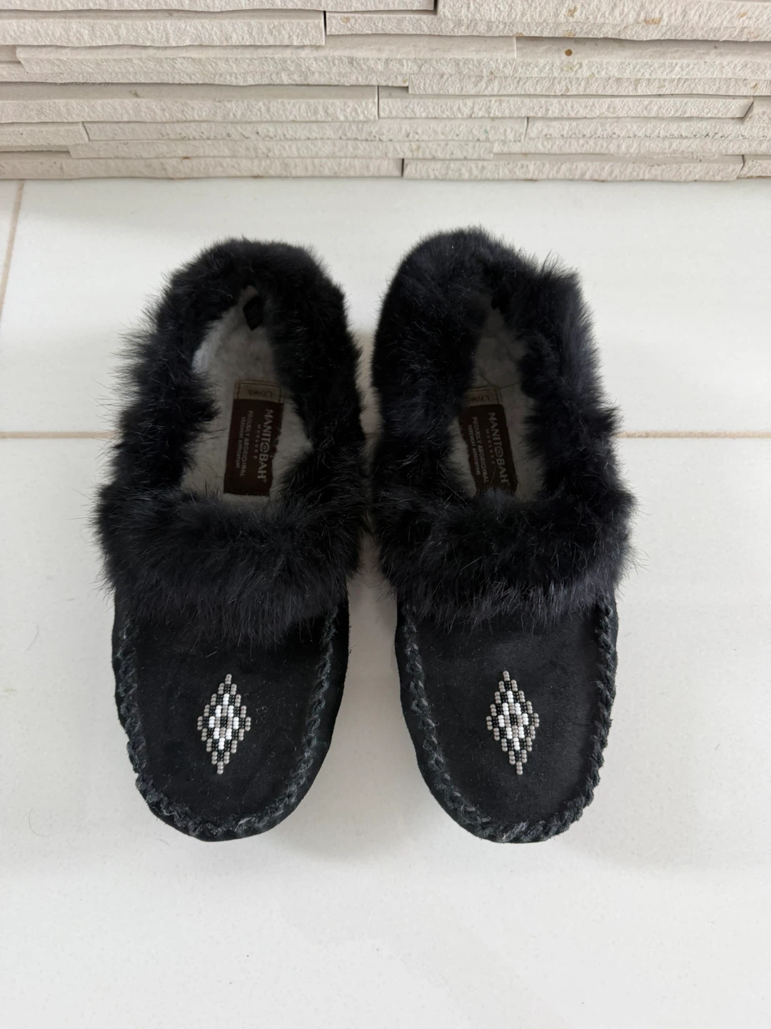 Manitobah Mukluks Black Suede Fur Trim Moccasins - Size L7/M5 - photo 2