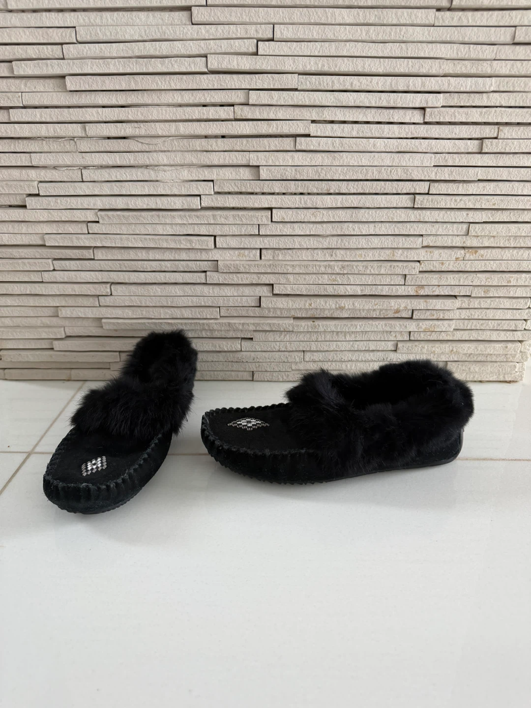 Manitobah Mukluks Black Suede Fur Trim Moccasins - Size L7/M5