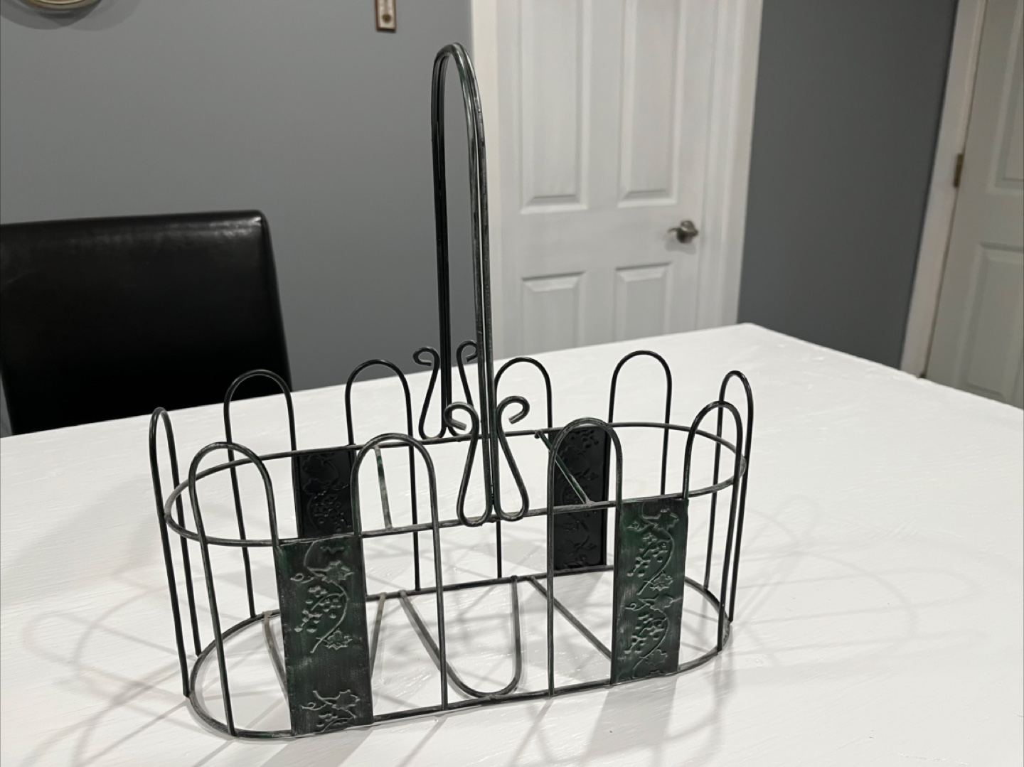 Wine bottle holder