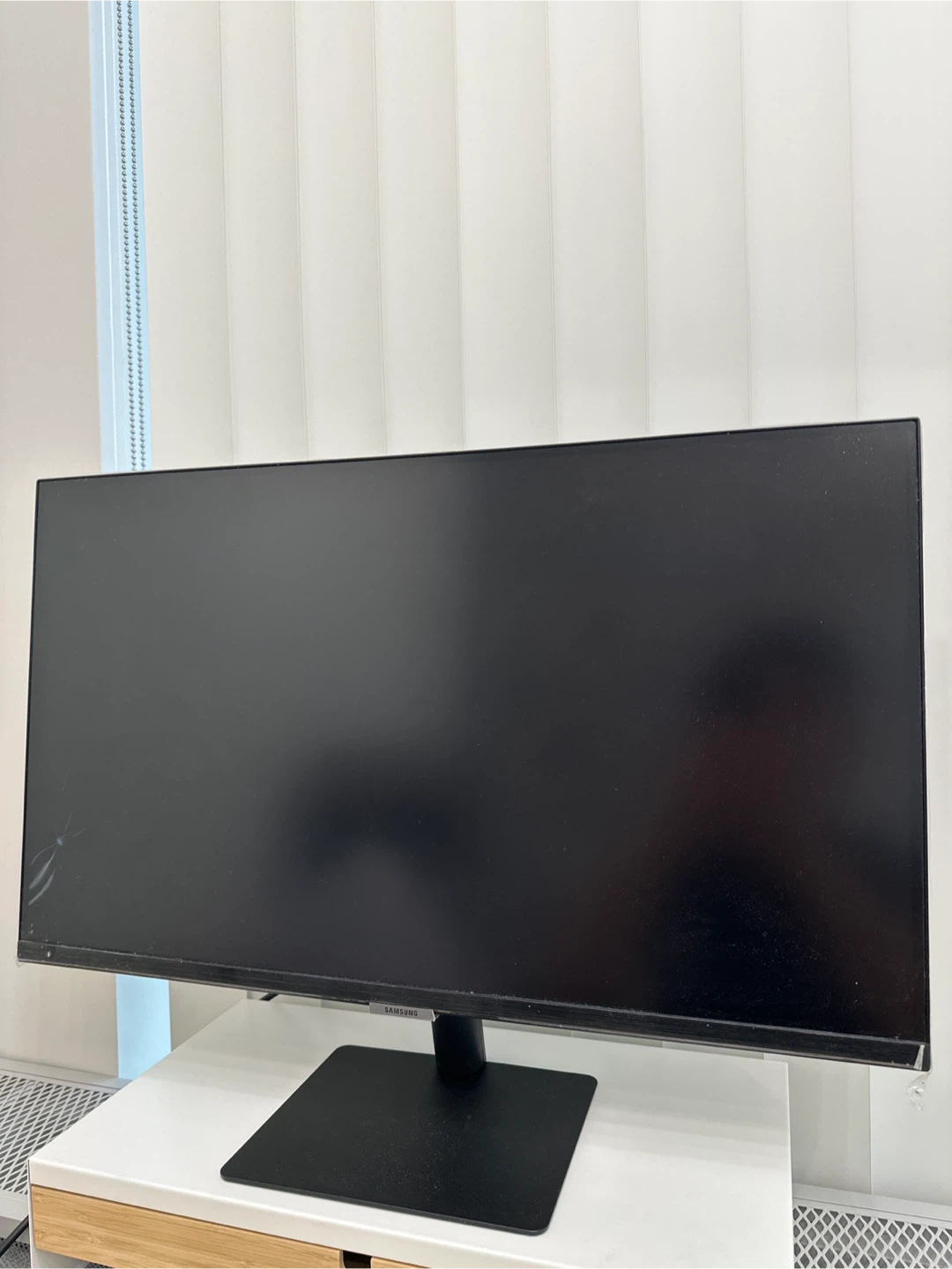 Samsung M5 27" Smart Monitor - Cracked Screen