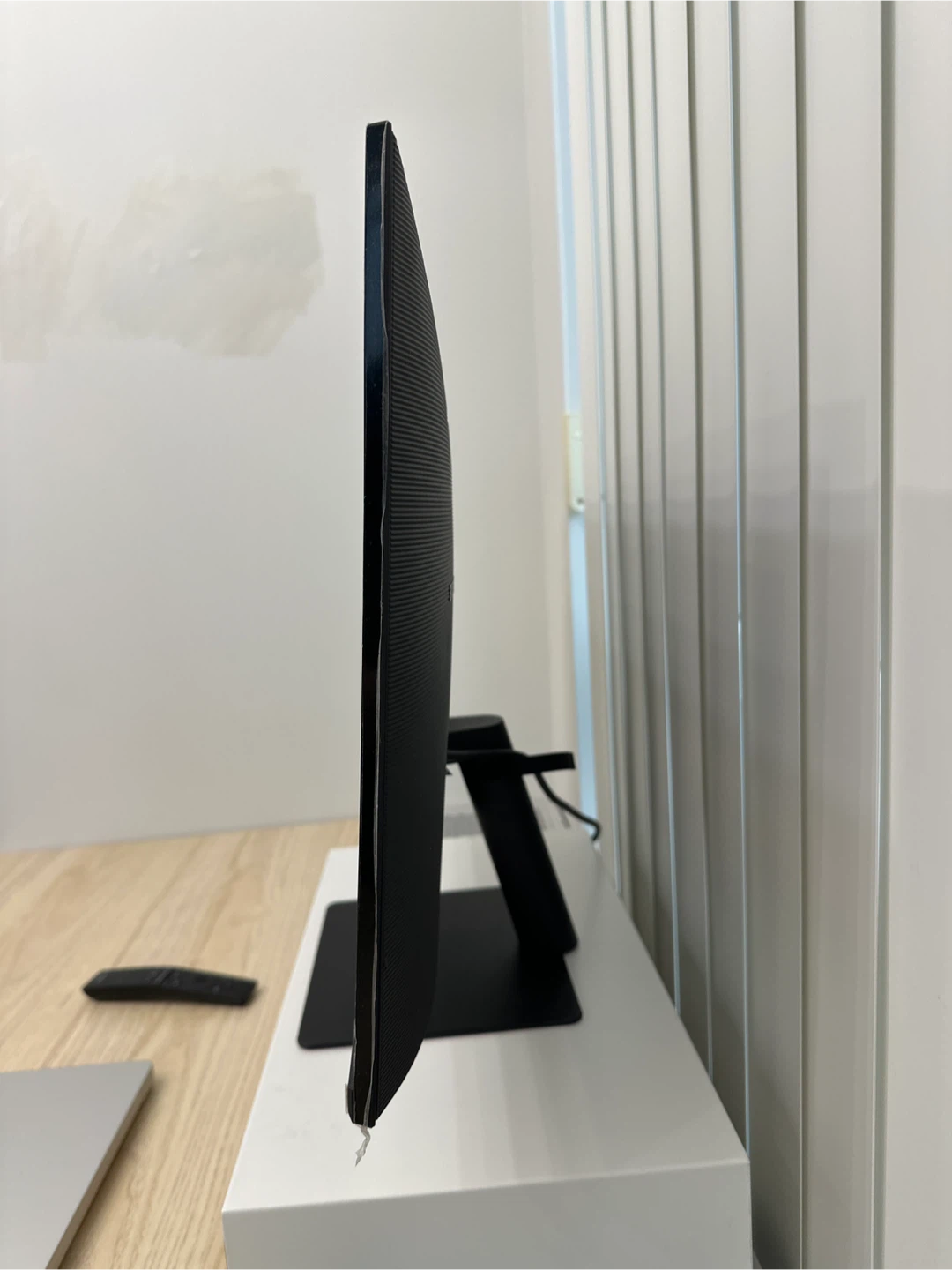 Samsung M5 27" Smart Monitor - Cracked Screen - photo 3