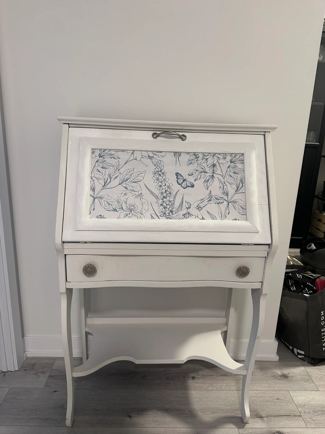 Vanity makeup desk