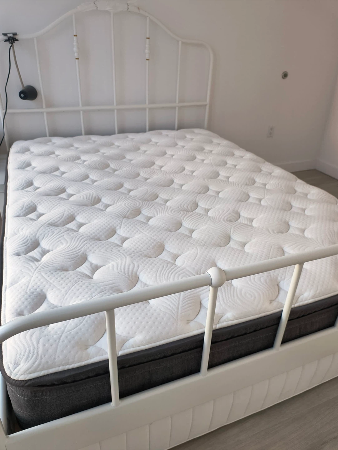 Free delivery queend bed frame & mattrees