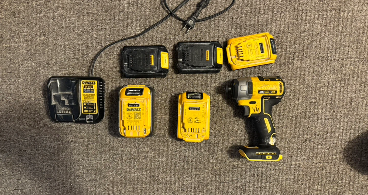 Dewalt Batteries, impact driver and charger - photo 2