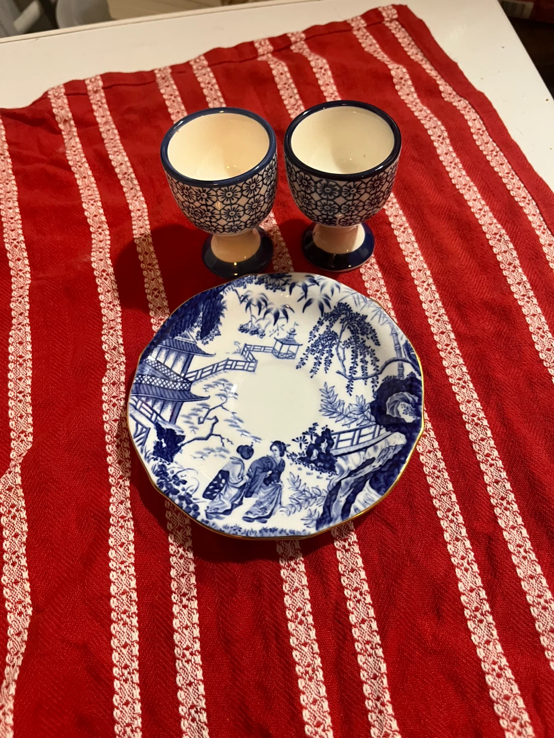 Set of 2 Blue and White Egg Cups with Decorative Plate - photo 2