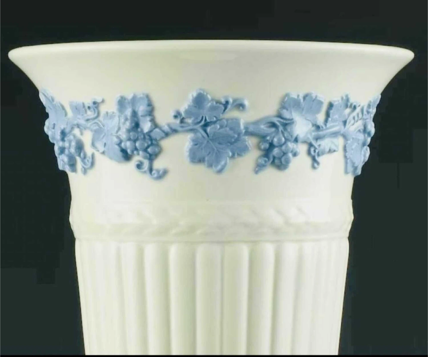 Huge vintage Wedgwood Queensware Vase Grapevine - photo 2