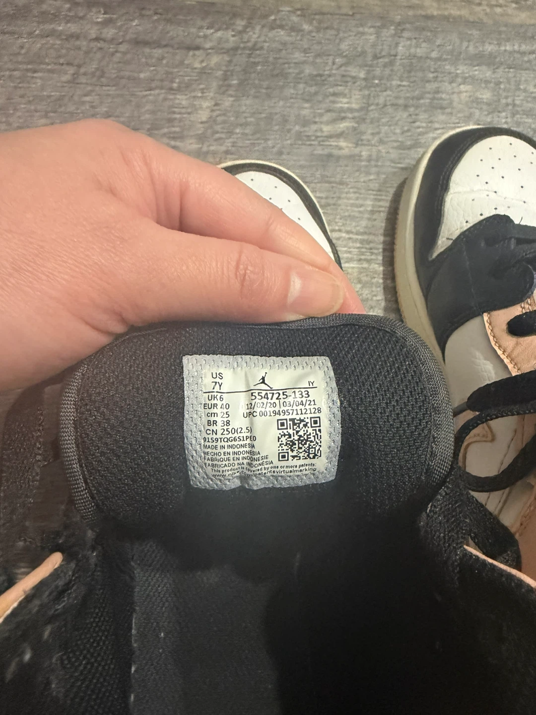 Air Jordan 1 Mid SE Youth Sneakers - photo 4