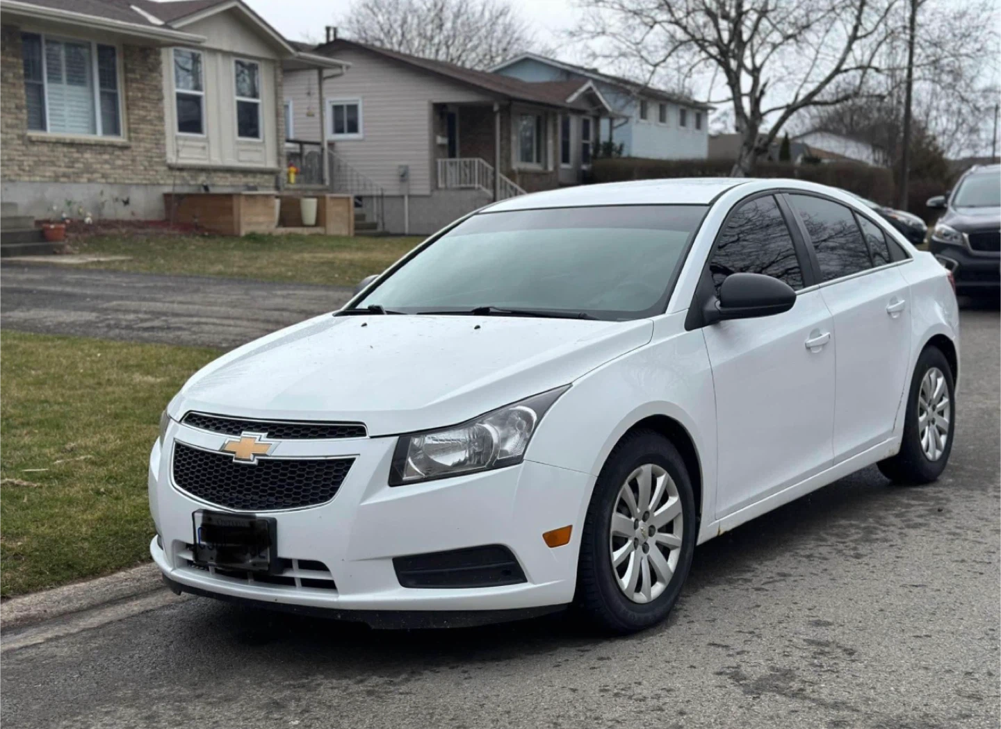 White Chevrolet Cruze Sedan