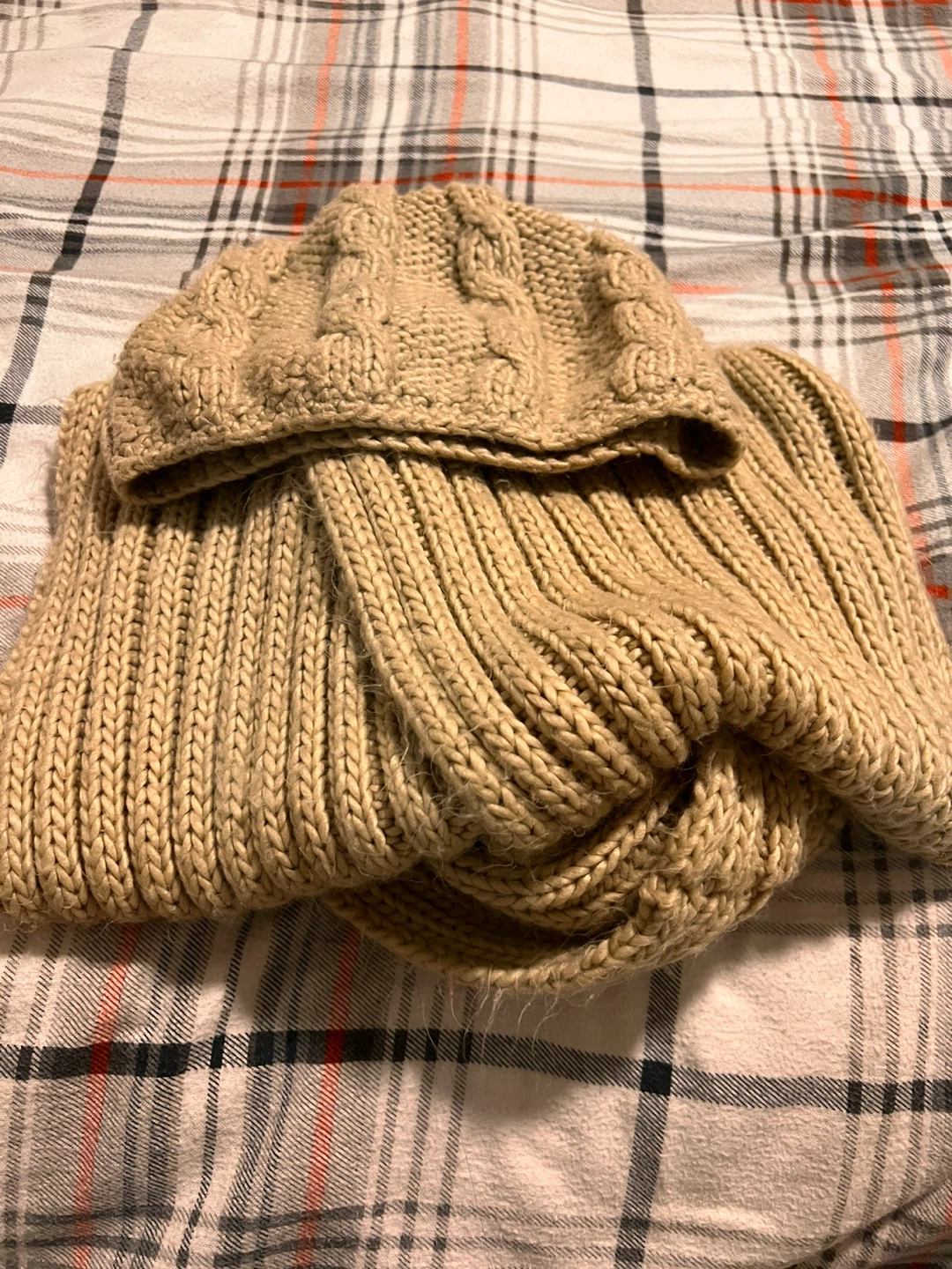 Aldo Toque and Scarf