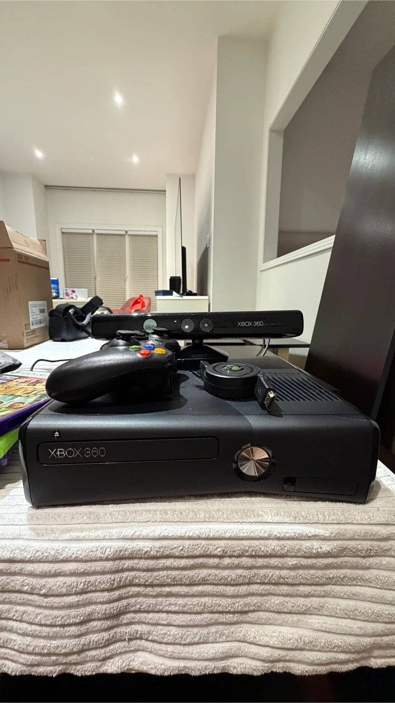 Xbox 360 Console with Kinect and Controller - photo 2