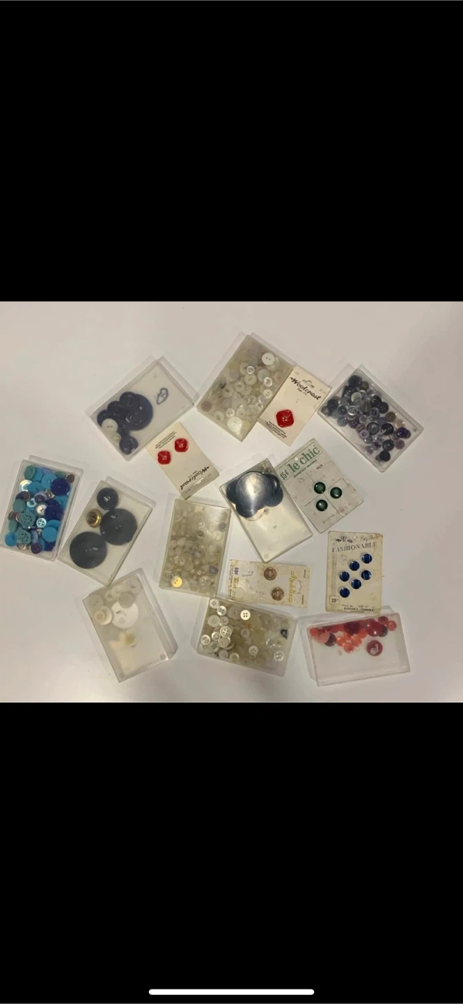 Assorted buttons