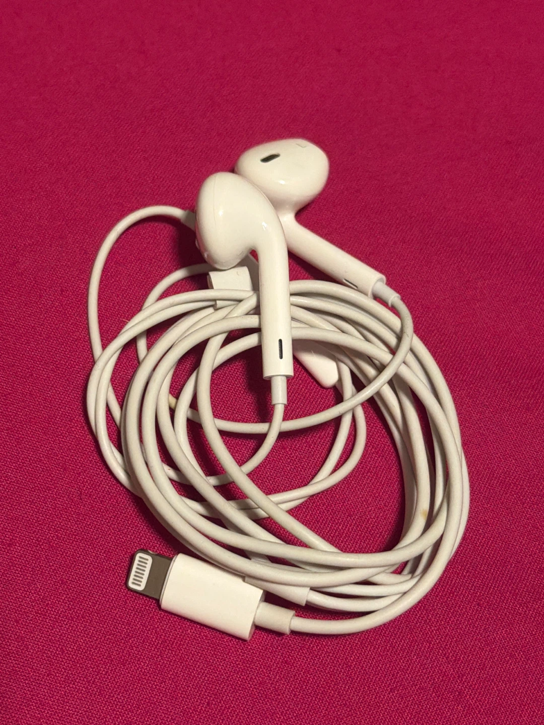 White Apple EarPods with Lightning Connector