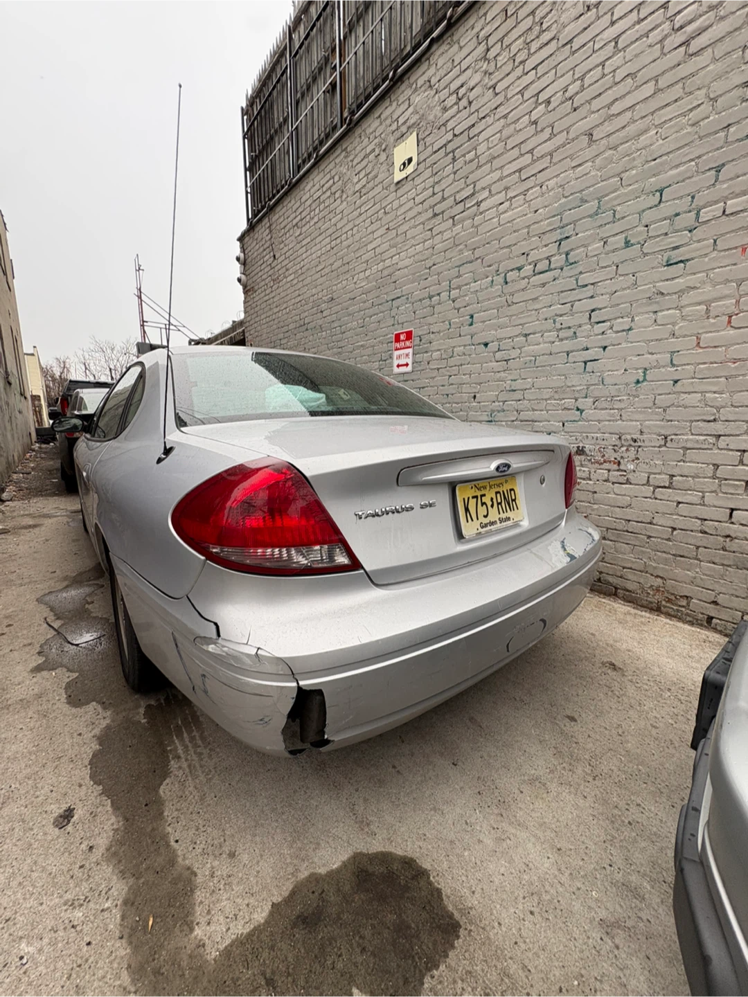 Silver Ford Taurus Sedan 2005 - photo 2