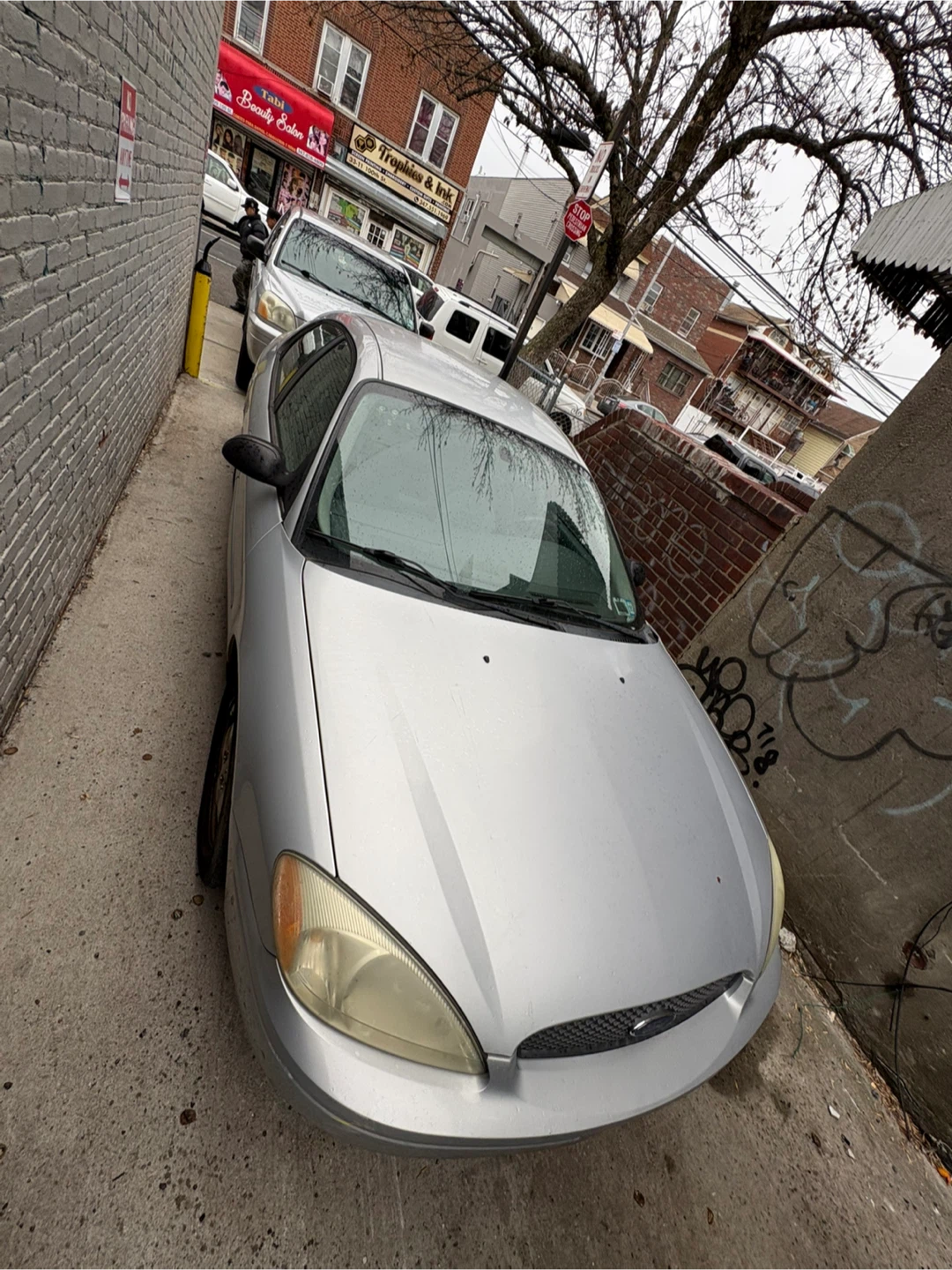 Silver Ford Taurus Sedan 2005