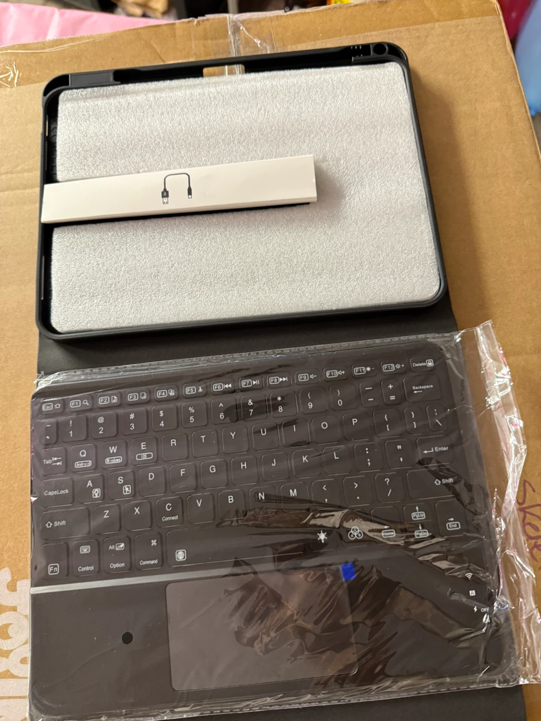 Black Wireless Keyboard Case for 10th Gen iPad
