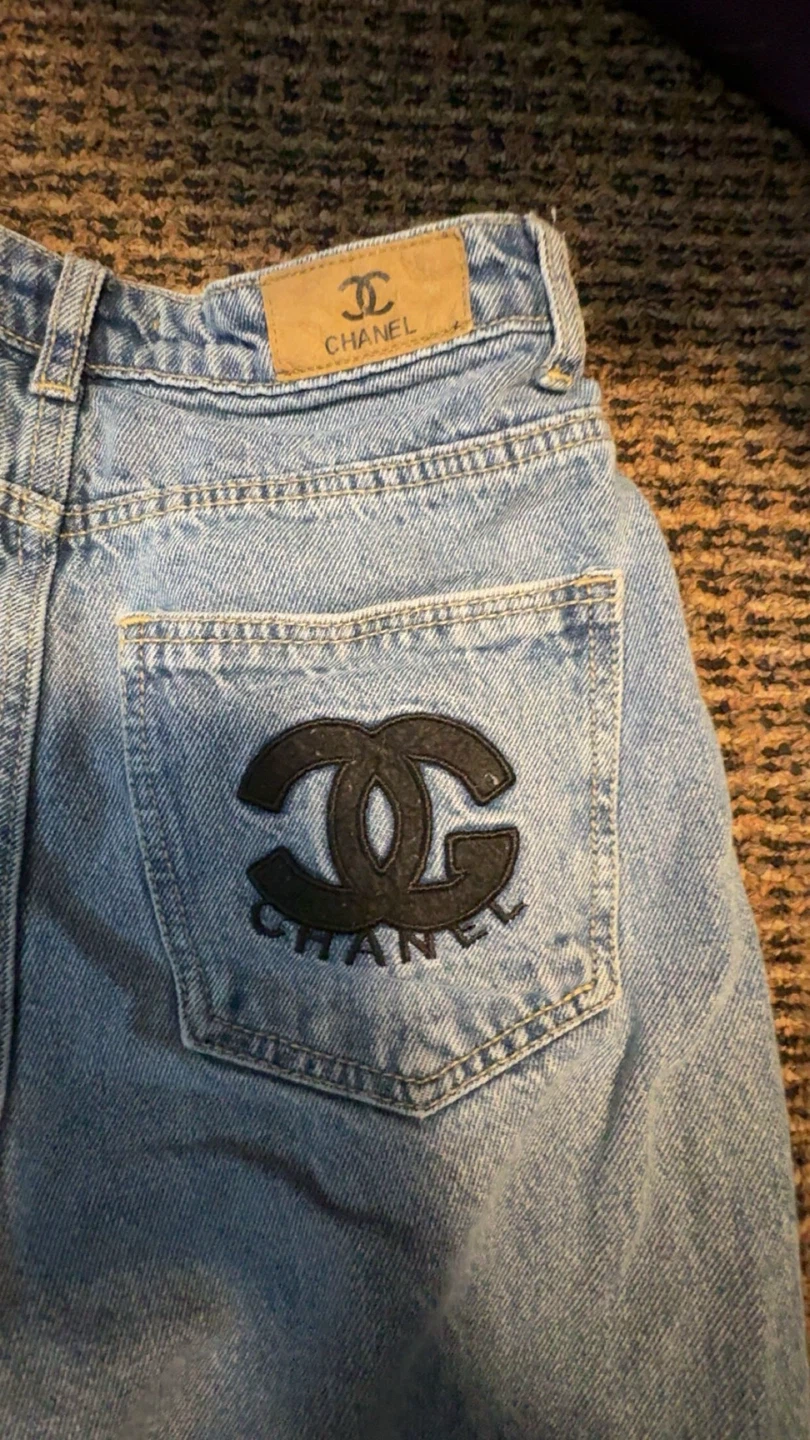CHANEL Light Wash Denim Jeans - photo 2