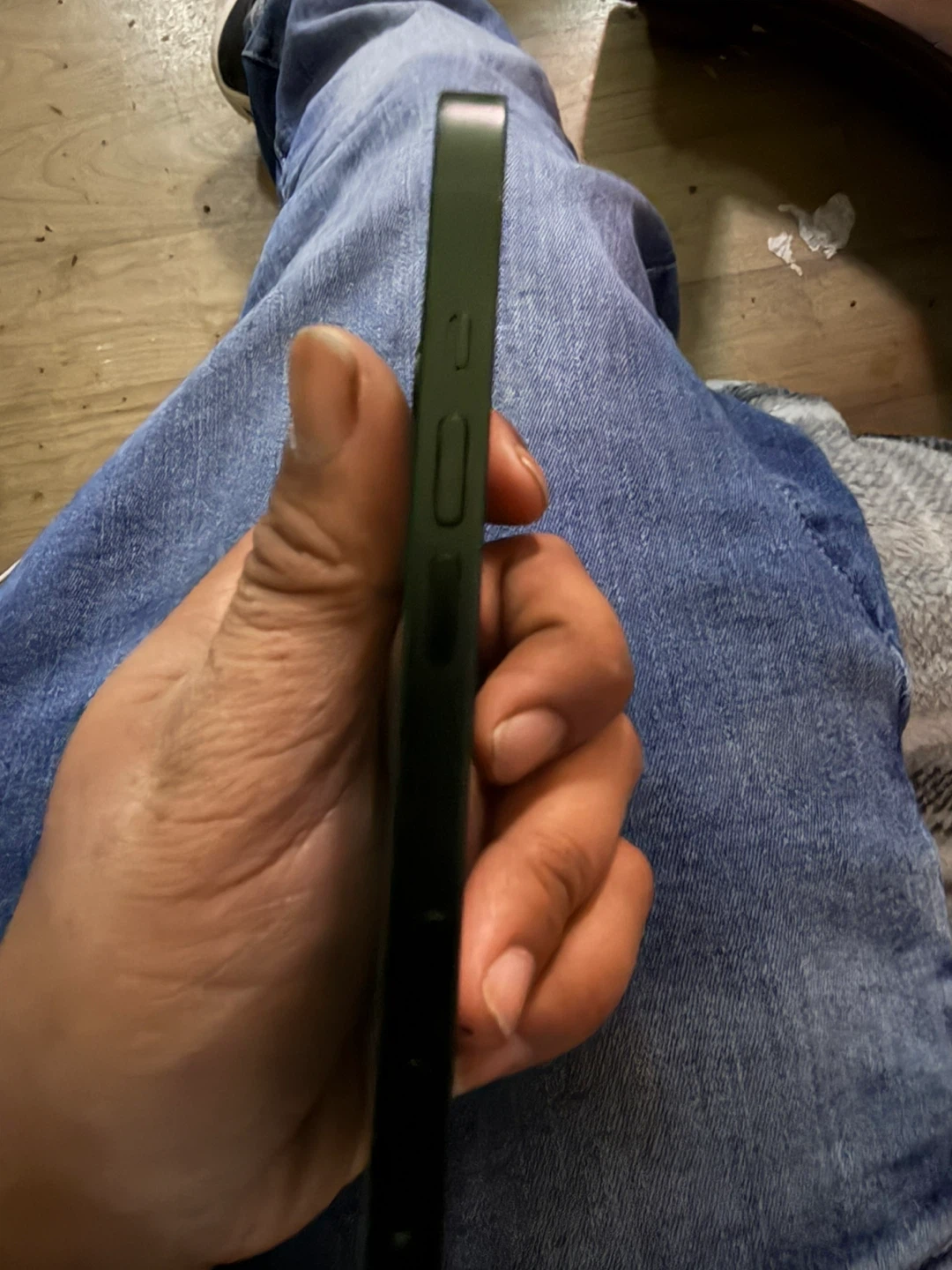 Green Apple iPhone 13 - photo 3