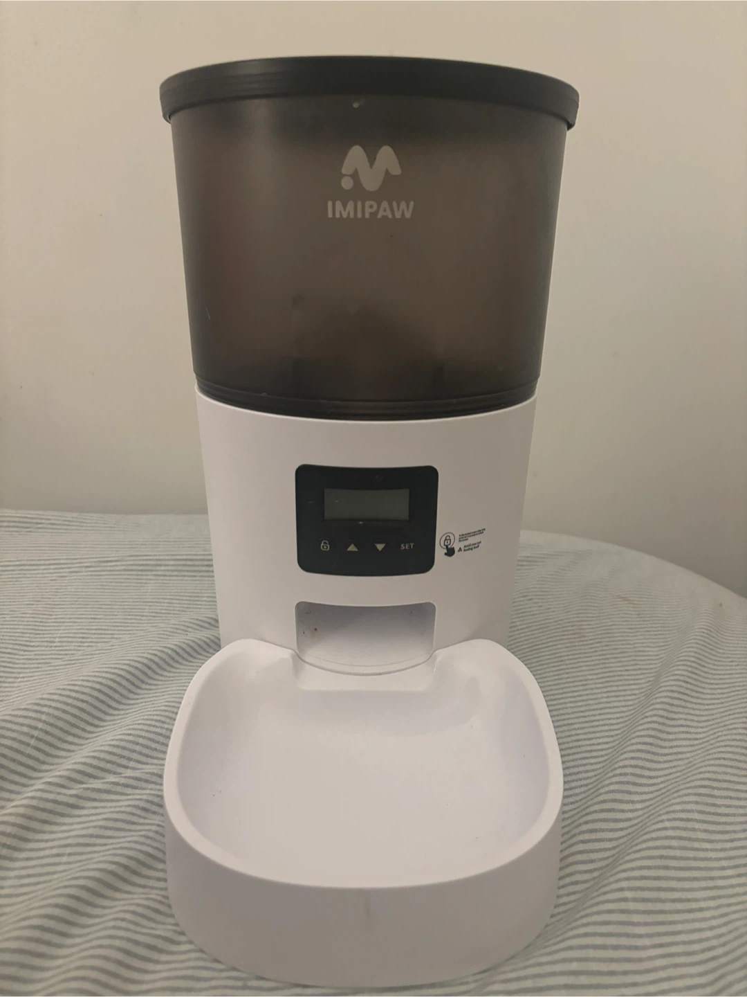 Automatic cat feeder
