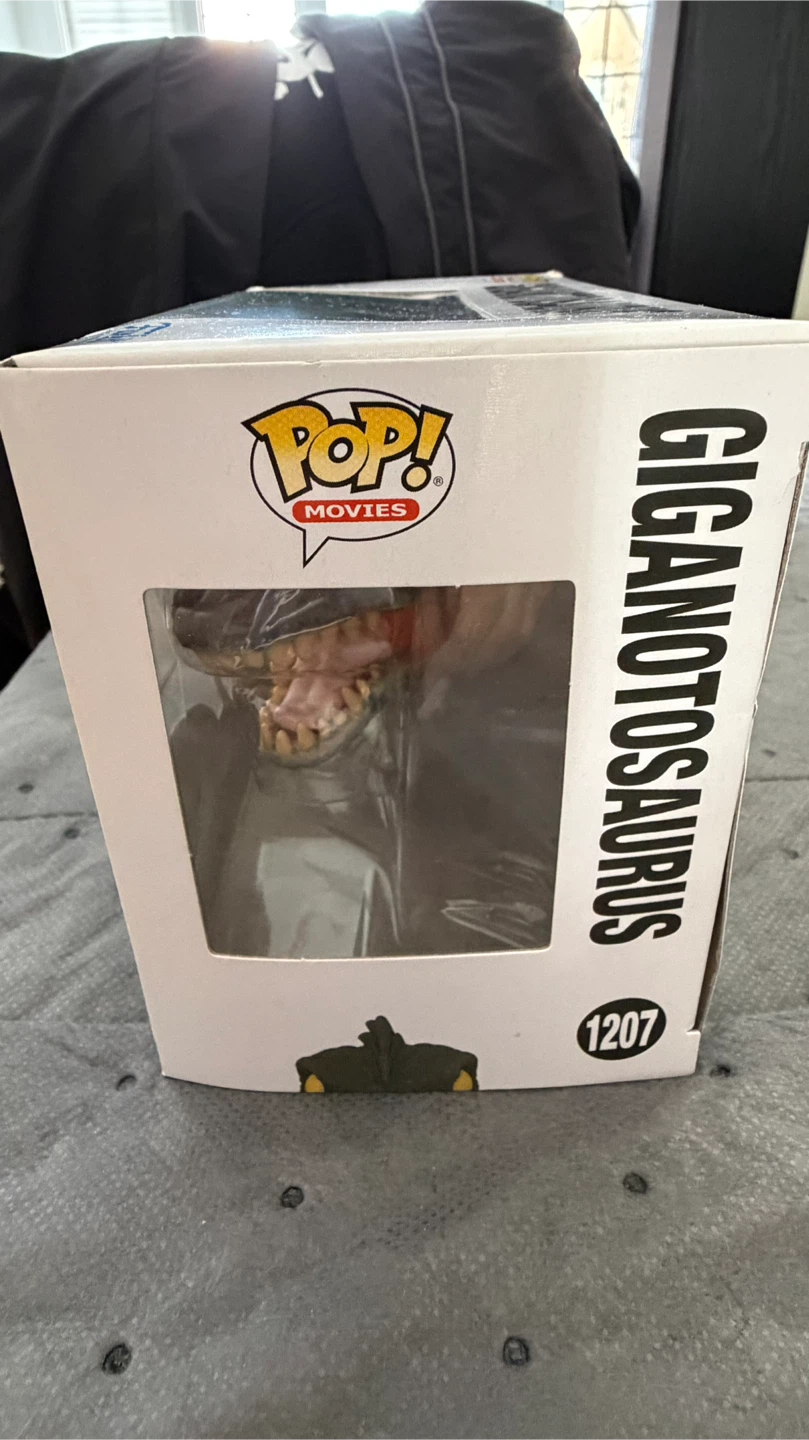 urassic World Giganotosaurus Vinyl Figure - photo 4