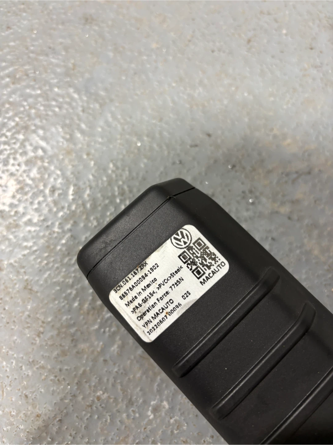 Volkswagen Cargo Cover Retractable for 2018-2023 - photo 3