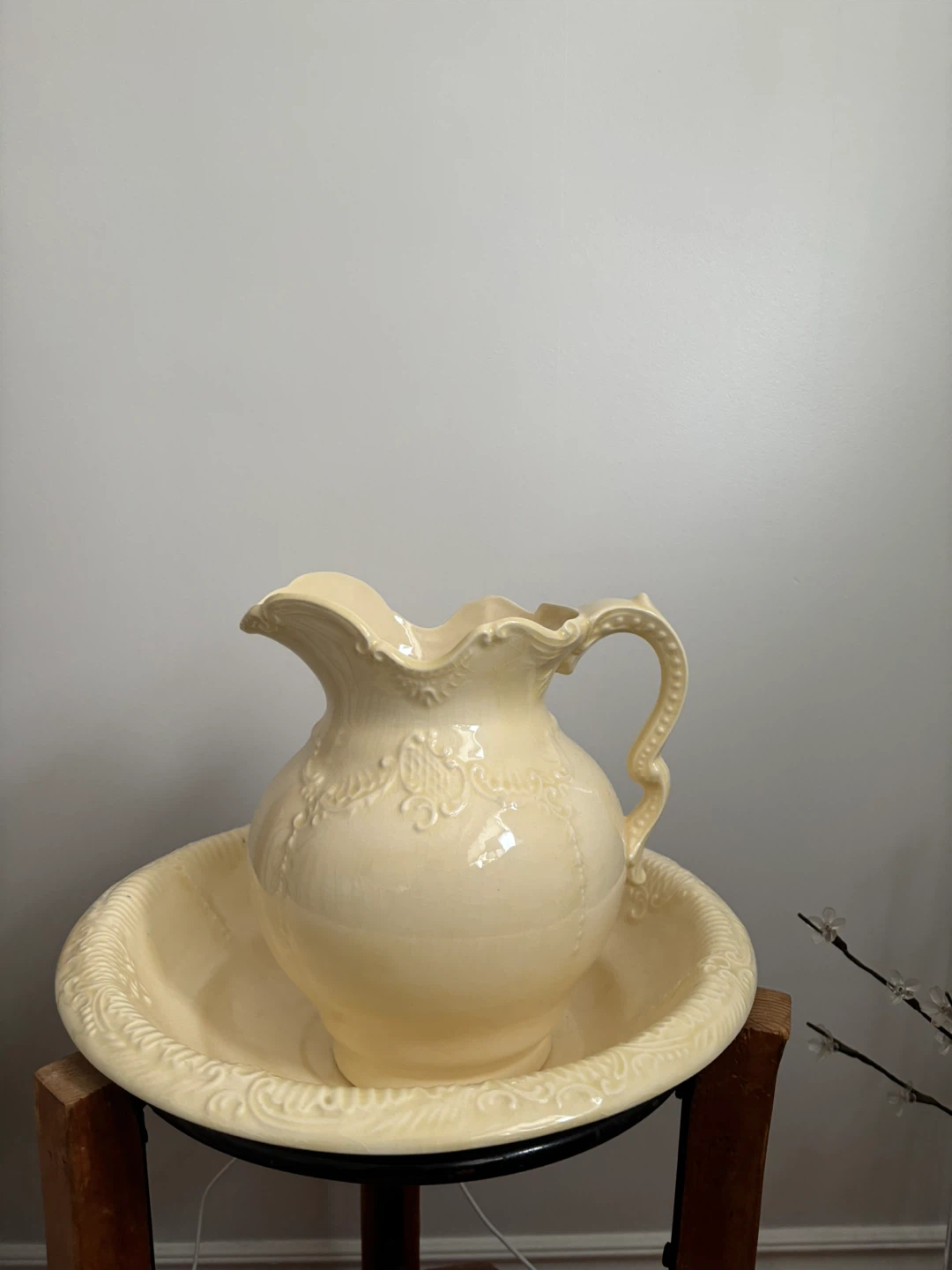 Antique Cream Coloured Pitcher and Basin Set - photo 2