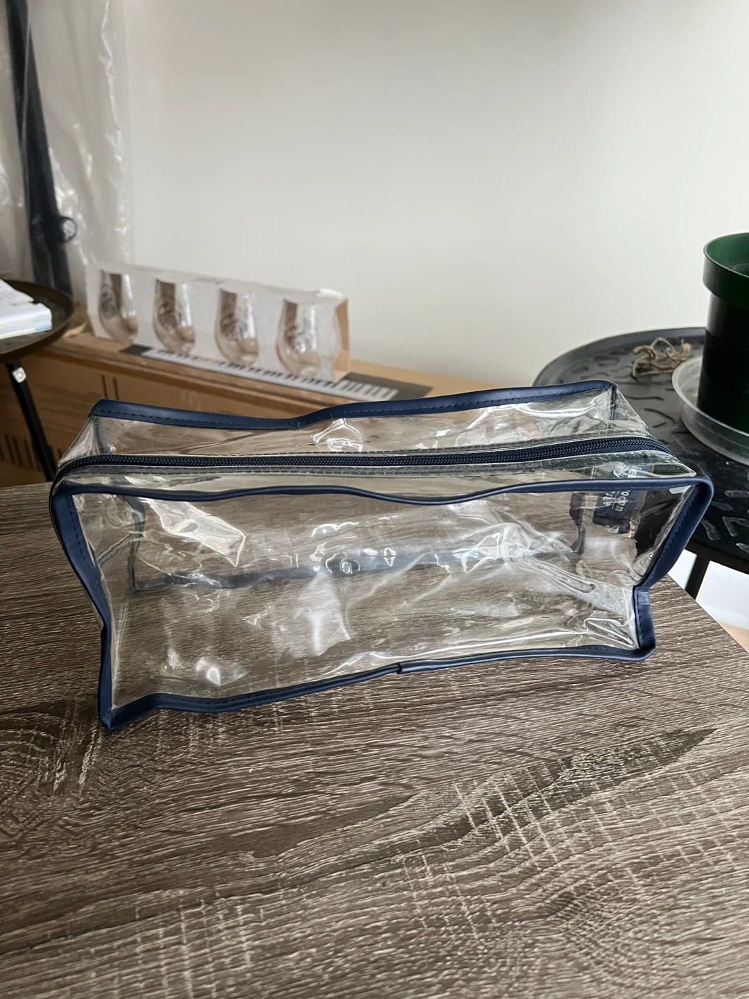 Clear toiletries bag - photo 2