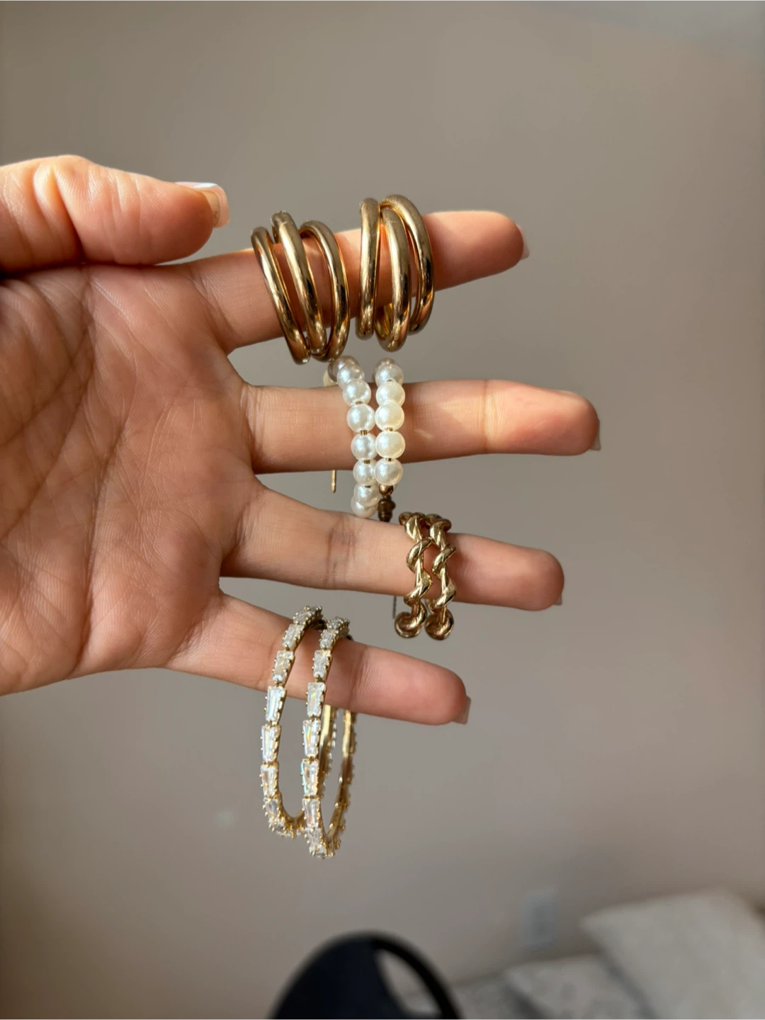 4 pairs: Set of Gold Hoop Earrings and Pearl Bracelet - photo 2