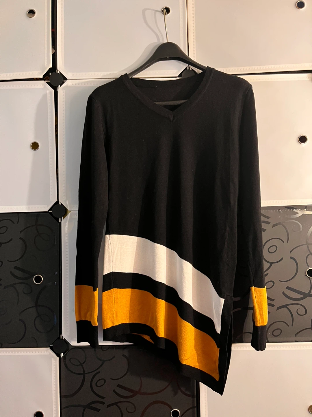 Long Sleeve V-Neck Sweater with Colour Block