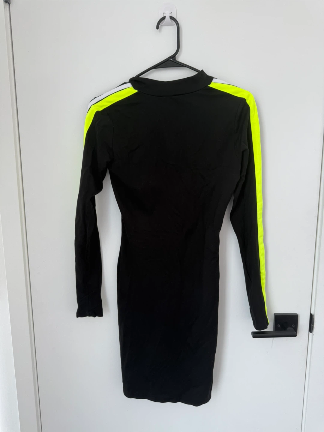 H&M Black Dress with Neon Stripes - photo 3