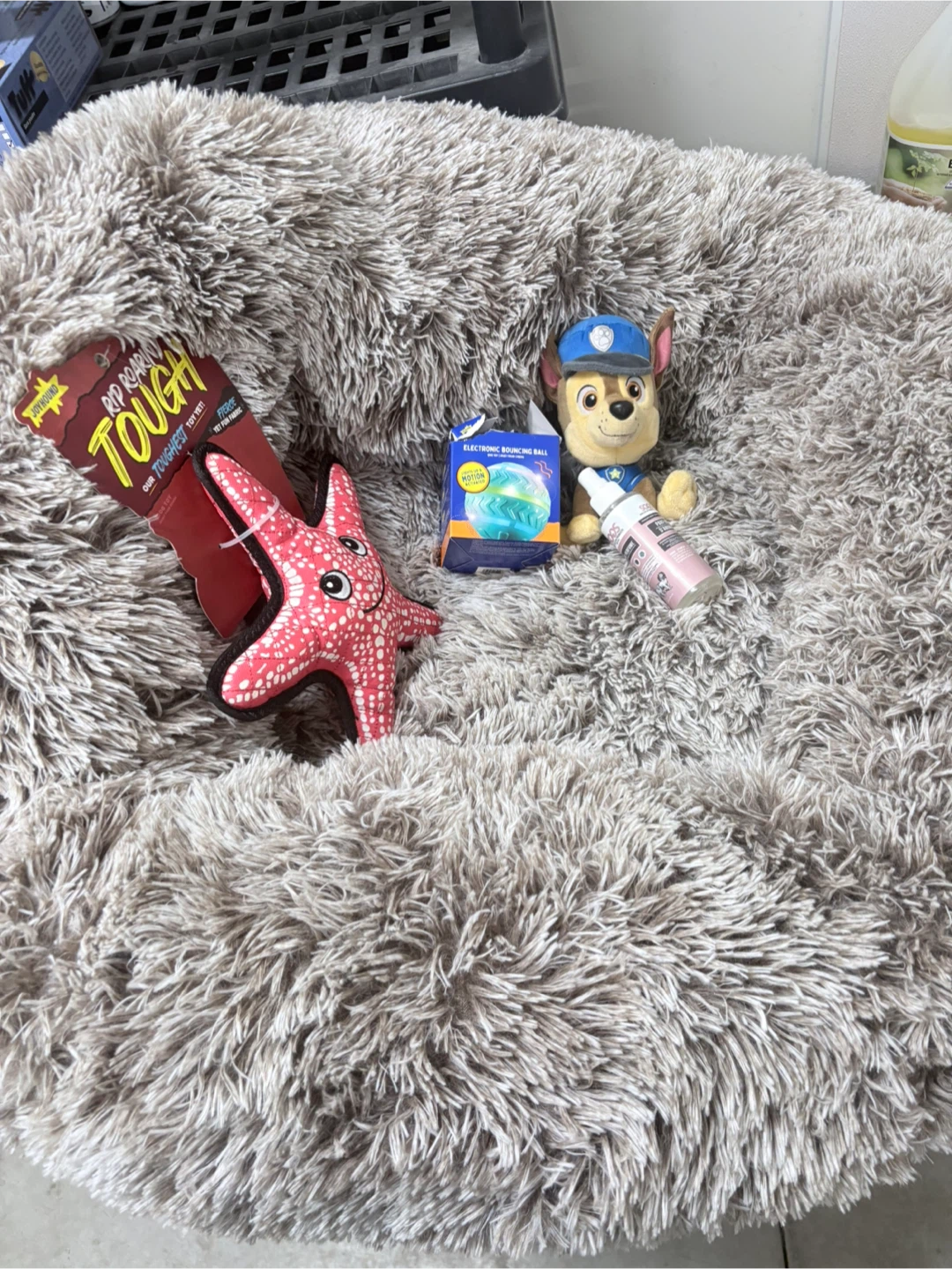 Dog bed and toys - photo 2