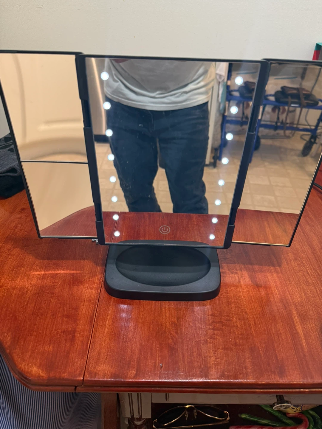 QUO Beauty LED Multi-Magnification Mirror