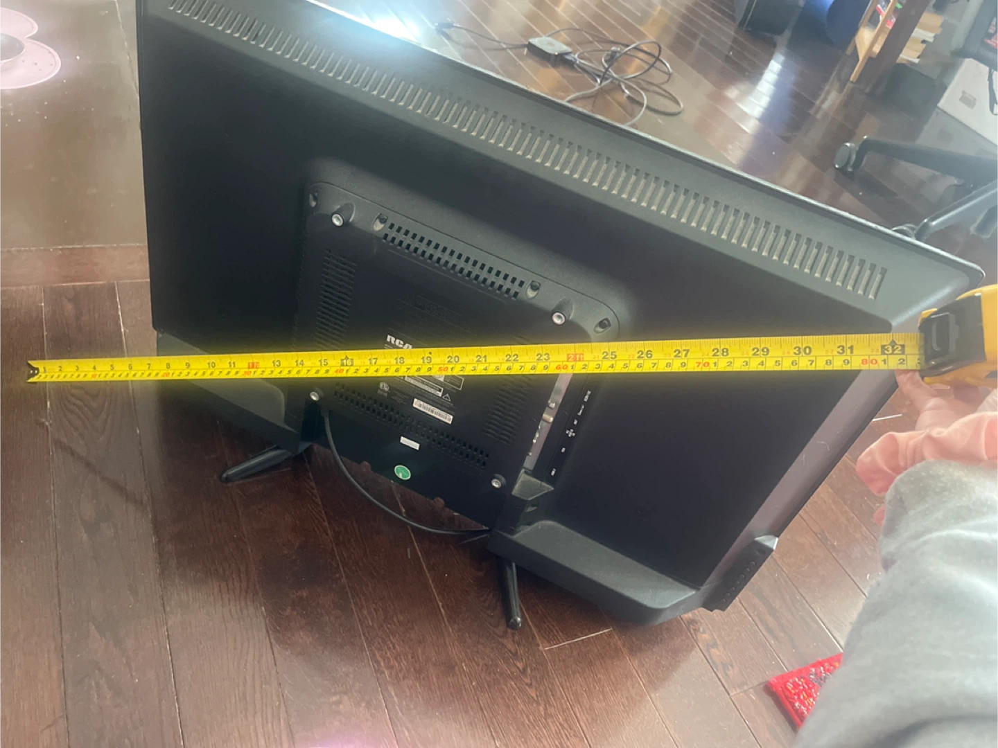 RCA 32" Flat Screen TV with Remote - photo 3