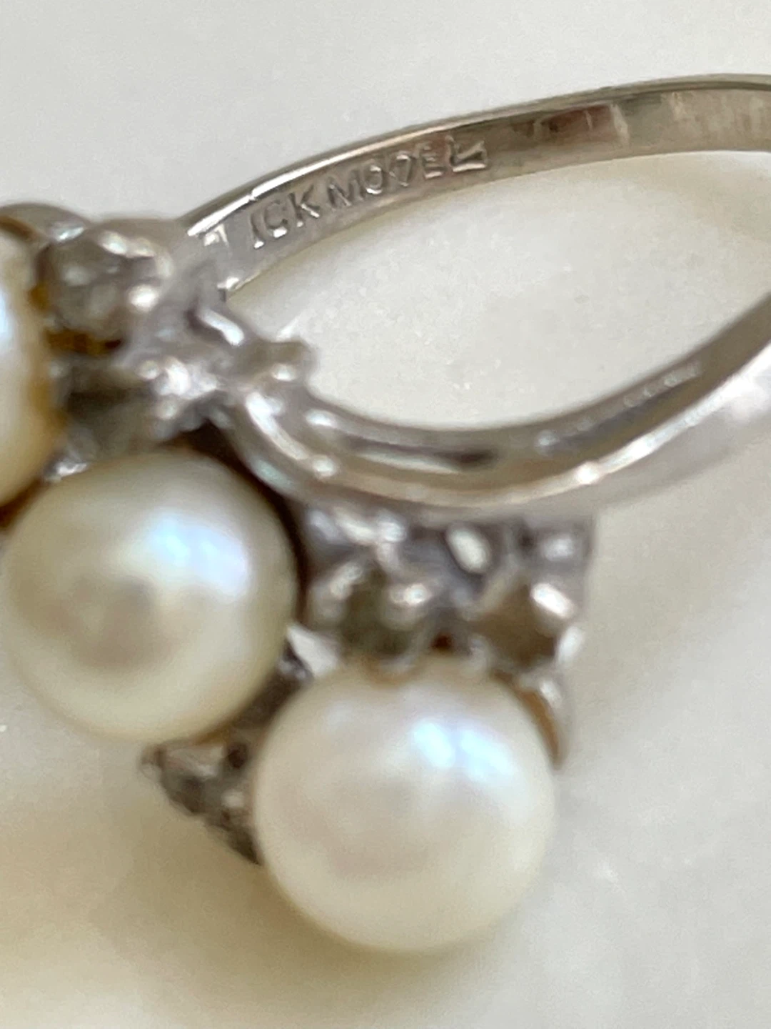 STUNNING Vintage 10K White Gold Ring with 3 Cultured Pearls - photo 4