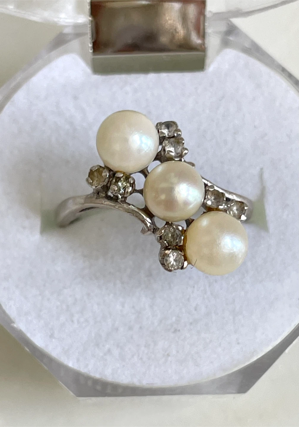 STUNNING Vintage 10K White Gold Ring with 3 Cultured Pearls