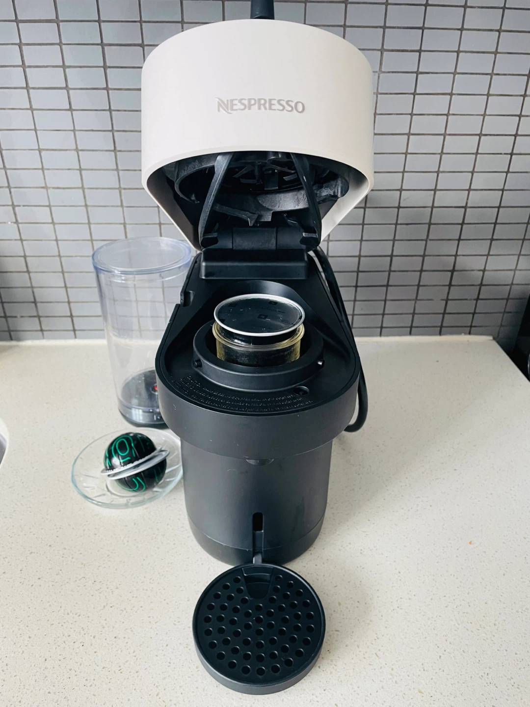 Nespresso Coffee Machine - Like New - photo 3