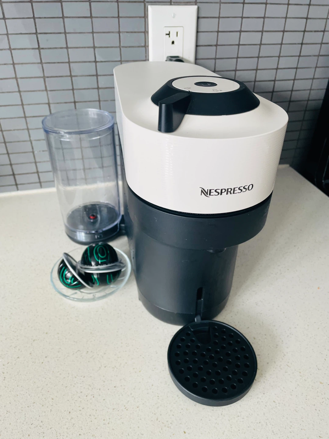 Nespresso Coffee Machine - Like New - photo 2