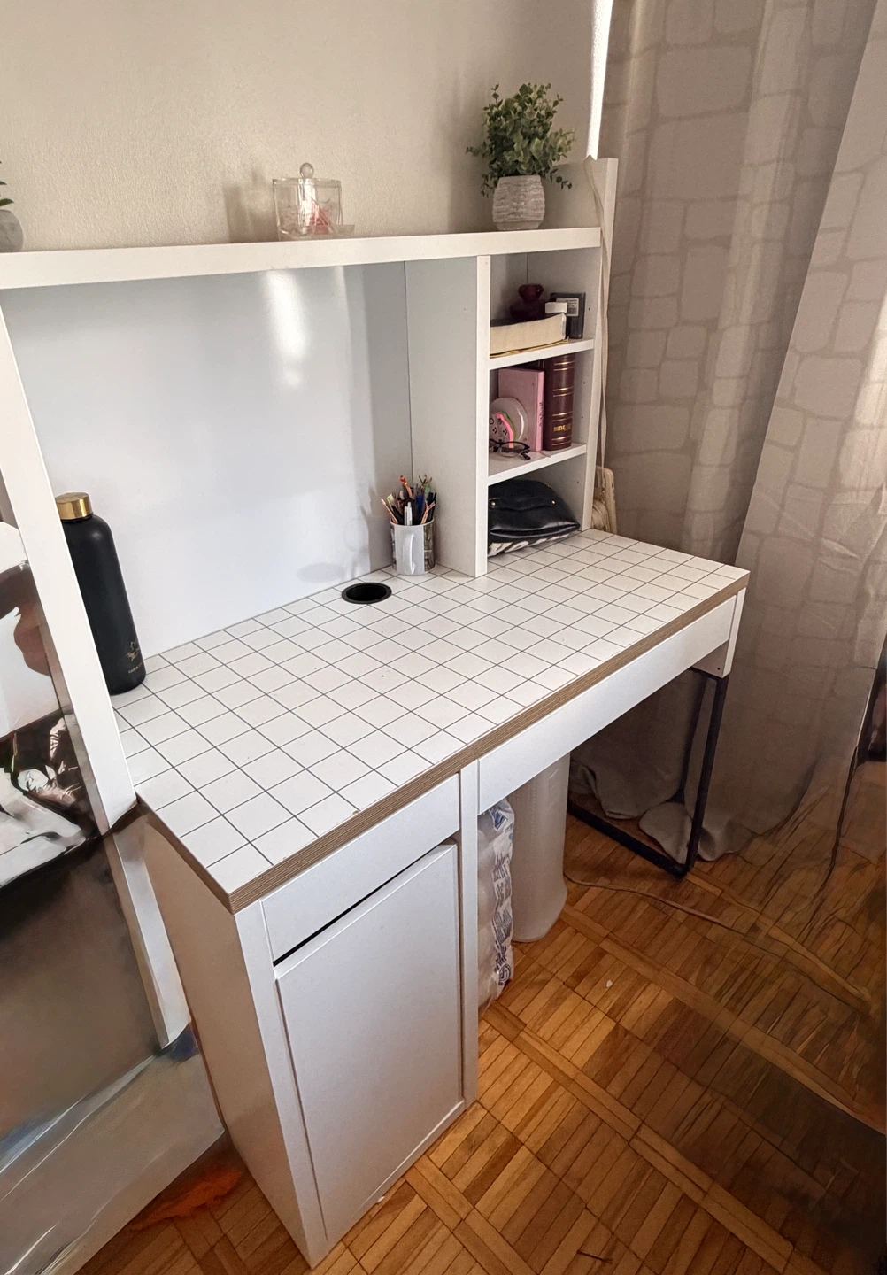 White Desk with Hutch and Grid Pattern