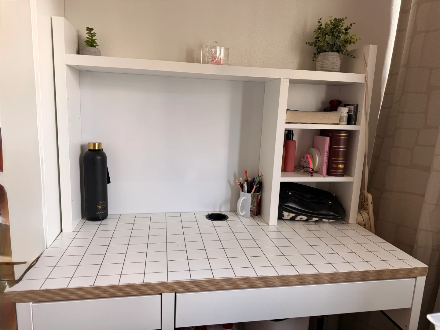 White Desk with Hutch and Grid Pattern - photo 2