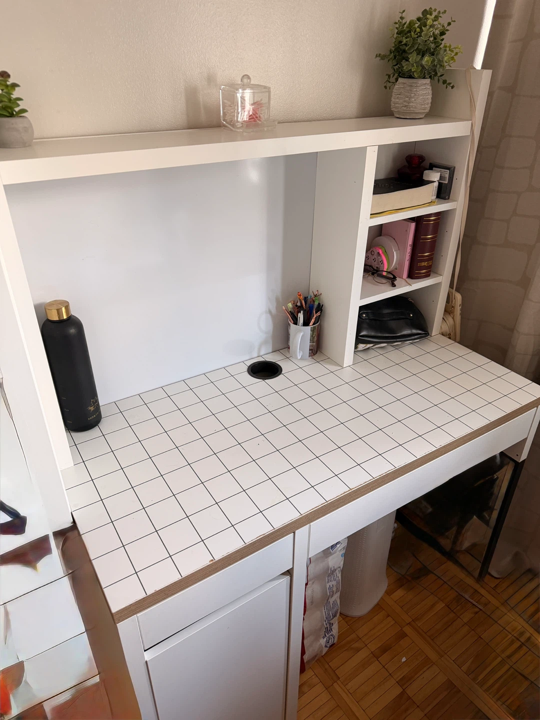 White Desk with Hutch and Grid Pattern - photo 3