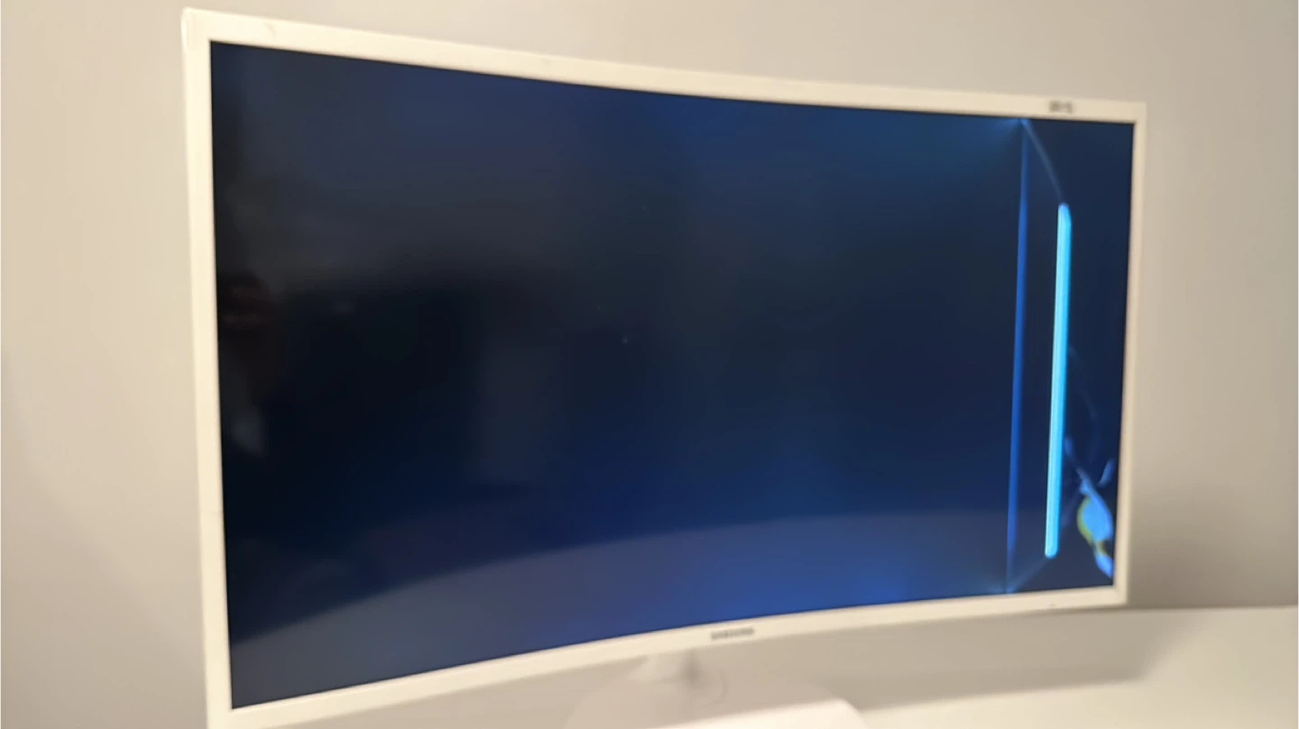 Broken Screen Samsung 32" Curved Monitor - photo 2