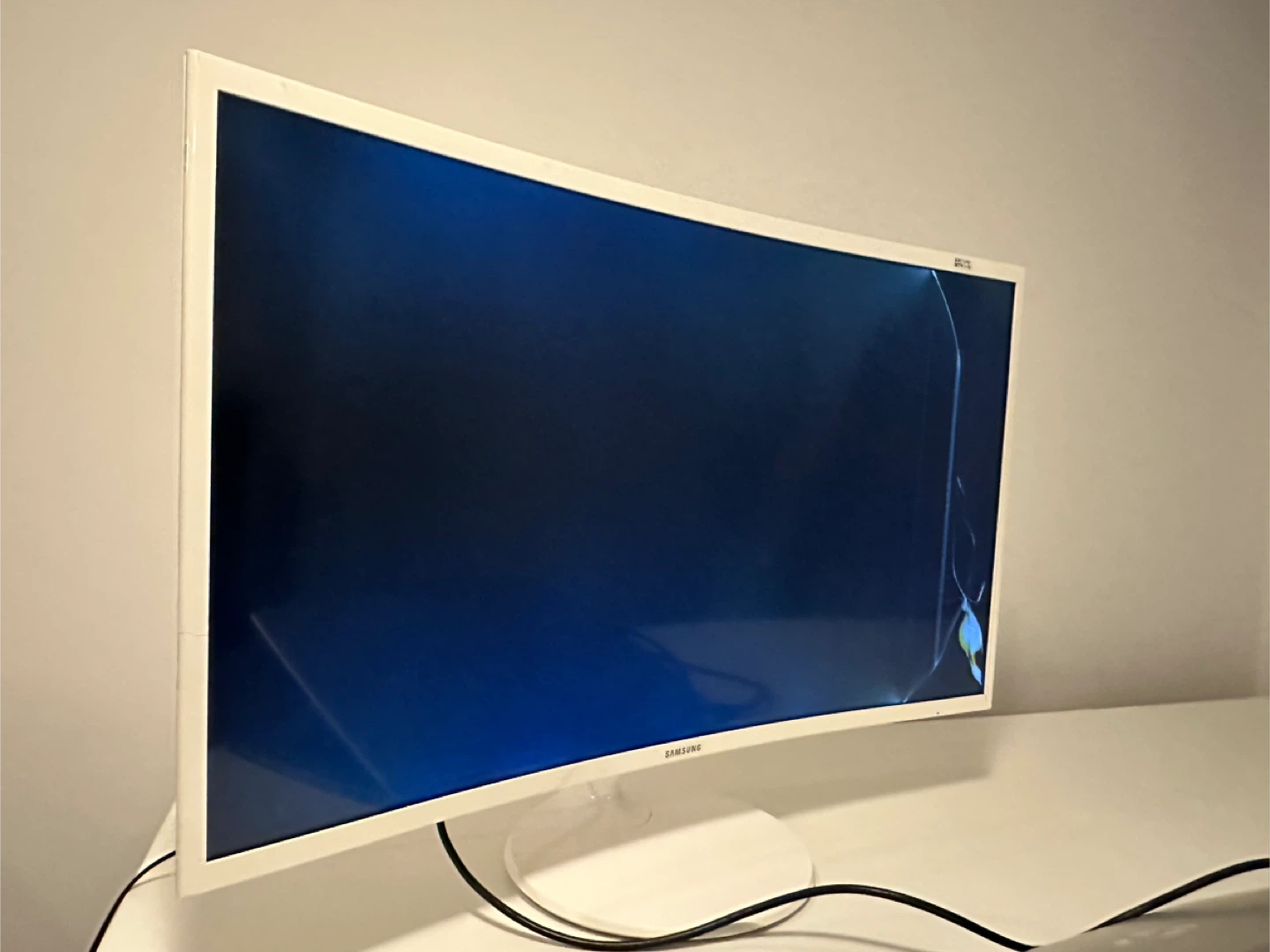 Broken Screen Samsung 32" Curved Monitor