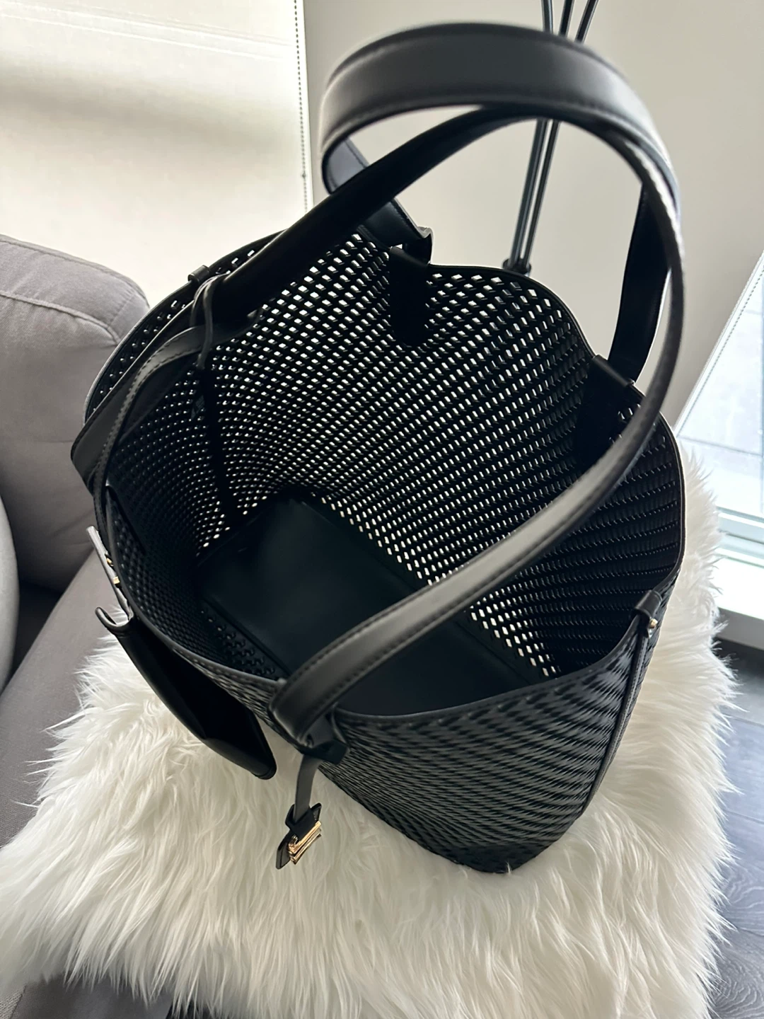 (Michael Kors) Black Woven Large Tote Bag with Detachable Pouch - photo 3