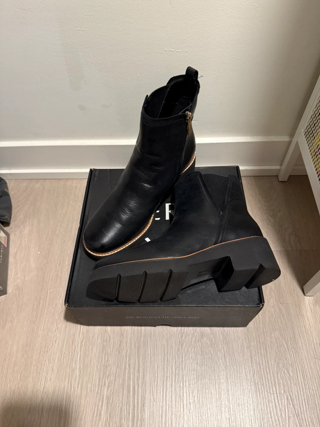 Naturalizer Black Leather Chelsea Boots - photo 2