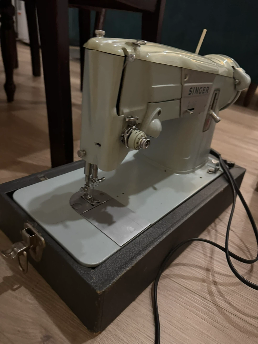 Vintage Singer Sewing Machine with Case - photo 4