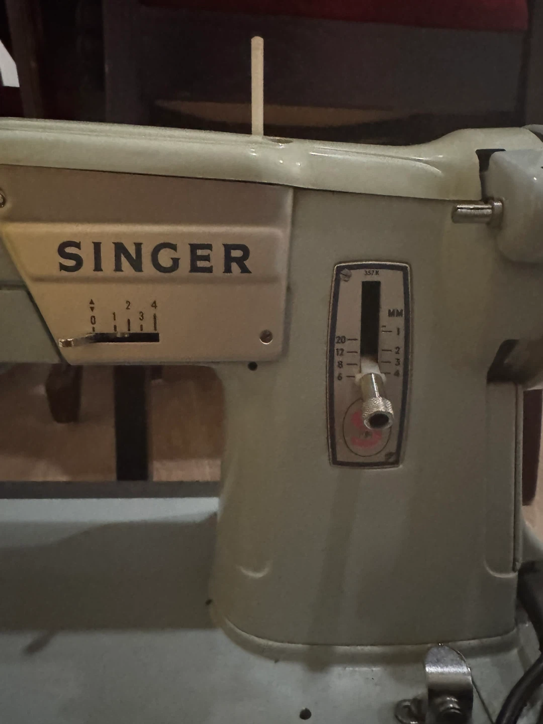 Vintage Singer Sewing Machine with Case - photo 2