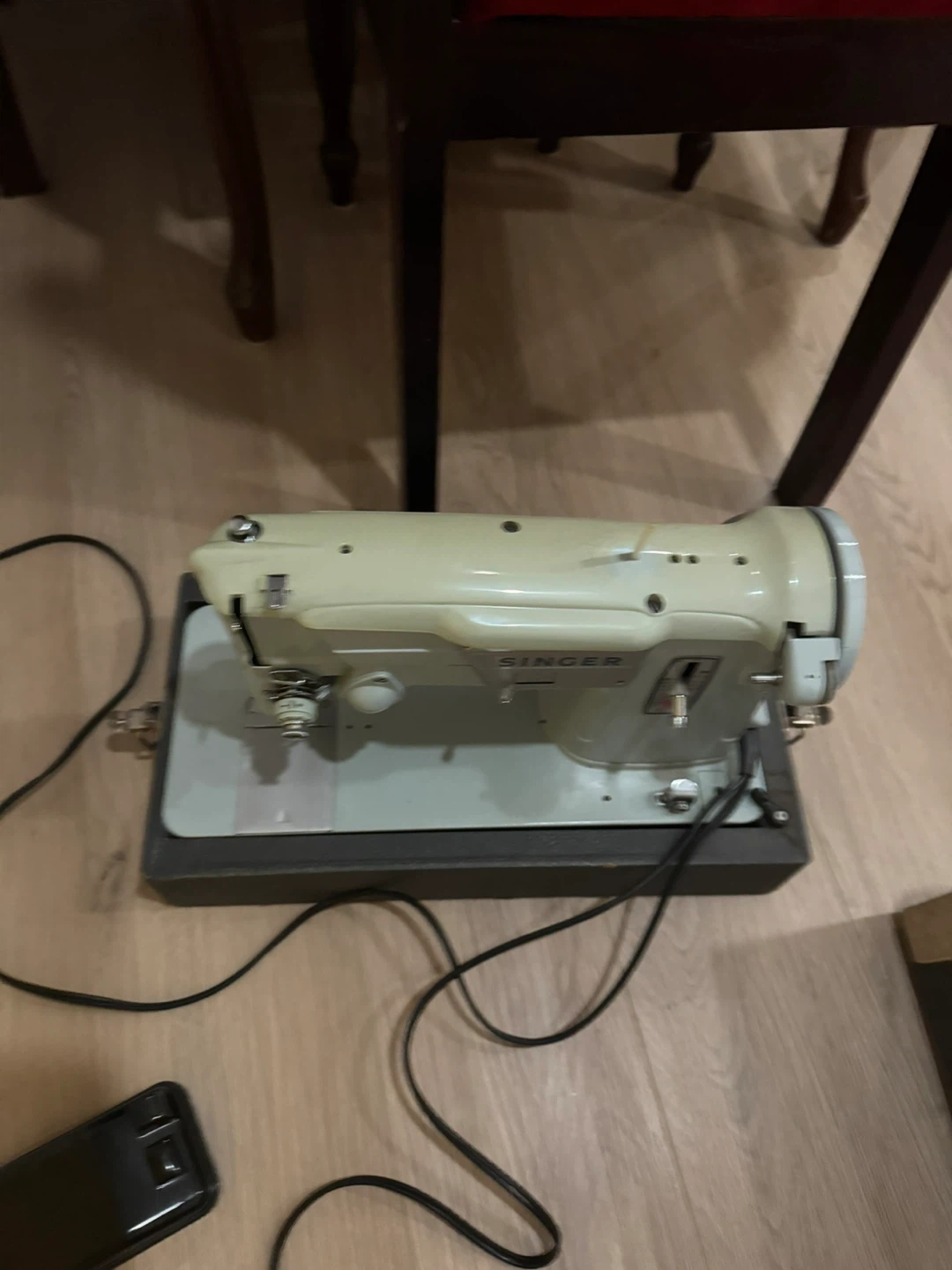 Vintage Singer Sewing Machine with Case - photo 3