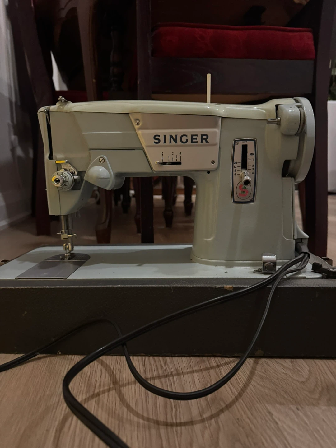 Vintage Singer Sewing Machine with Case
