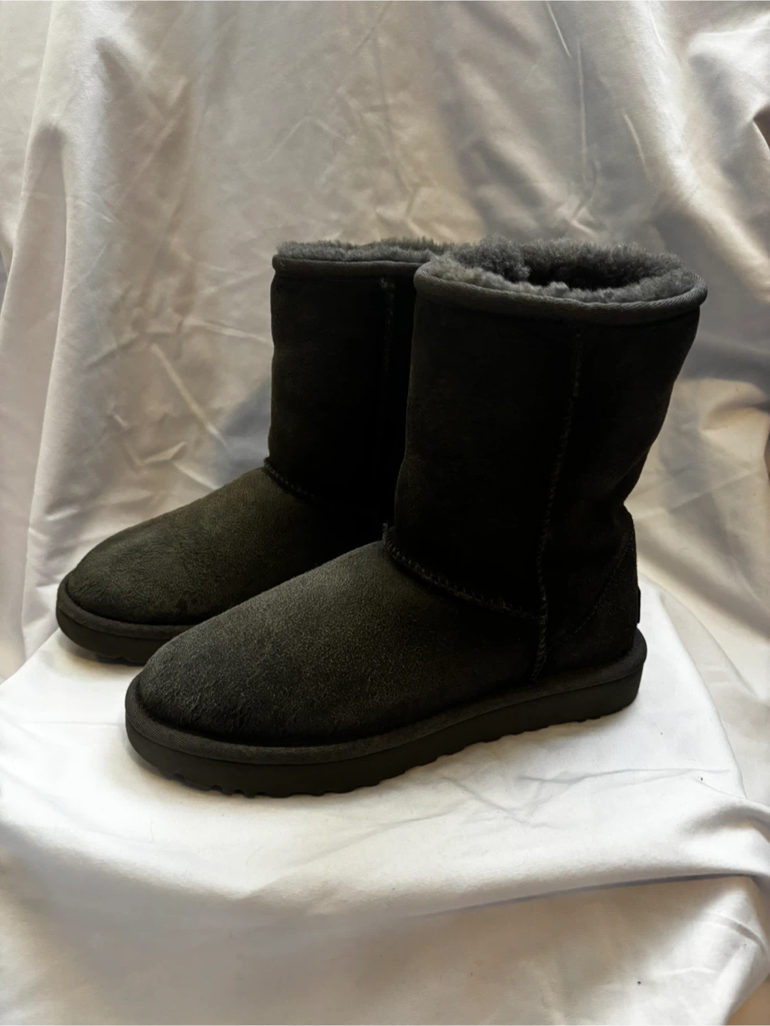 UGG Classic Short - Size 6