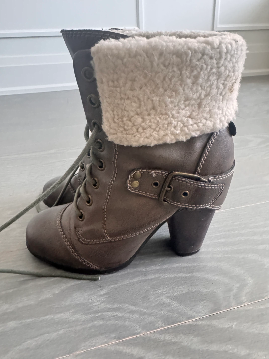 Guess Grey Faux Fur Lined Lace-Up Heeled Boots - photo 2