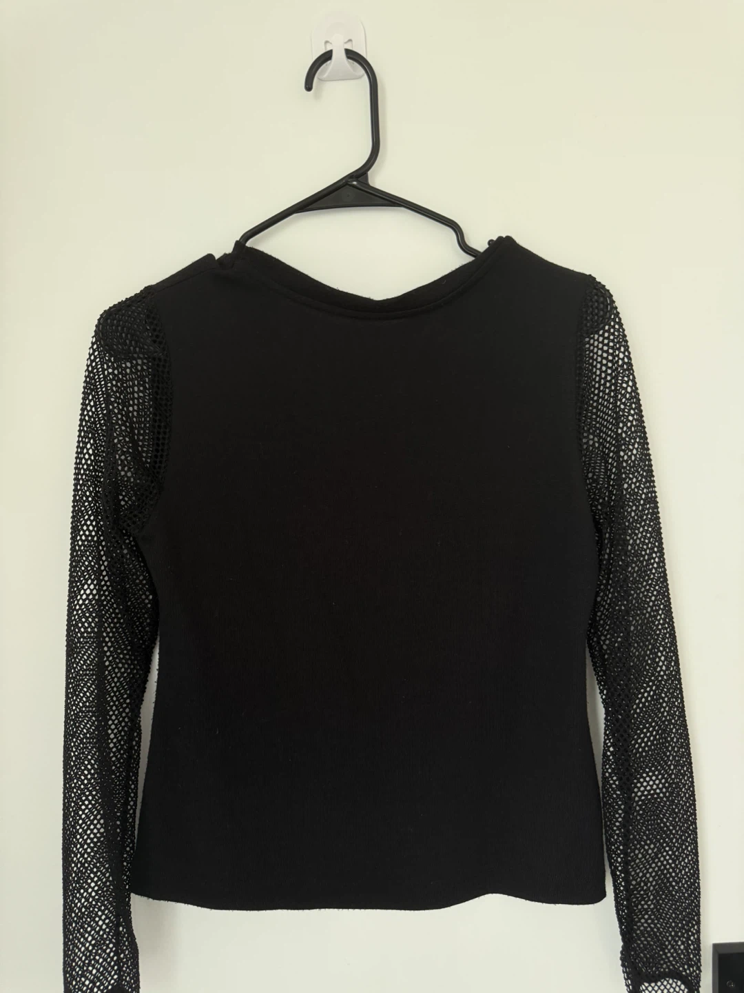 Black long sleeve top with mesh sleeves - photo 2